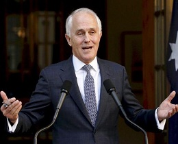 Australian PM Turnbull scrambles for independent votes as race tightens