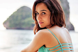 Disha Patani Is Completely Lost In Thoughts!