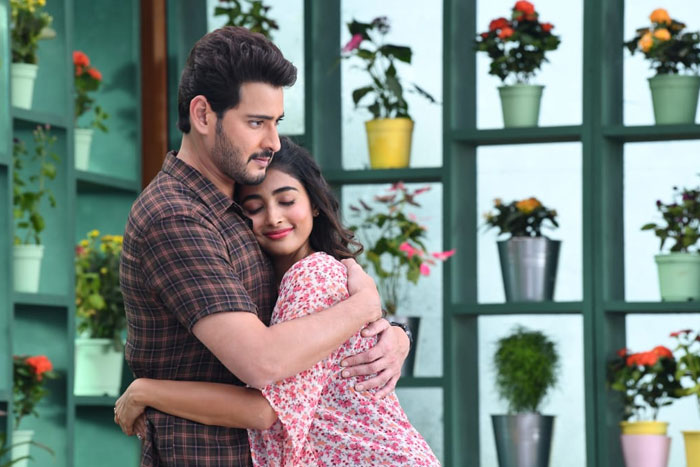 Mahesh Hugs Pooja,Maharshi Caught In Romantic Mood