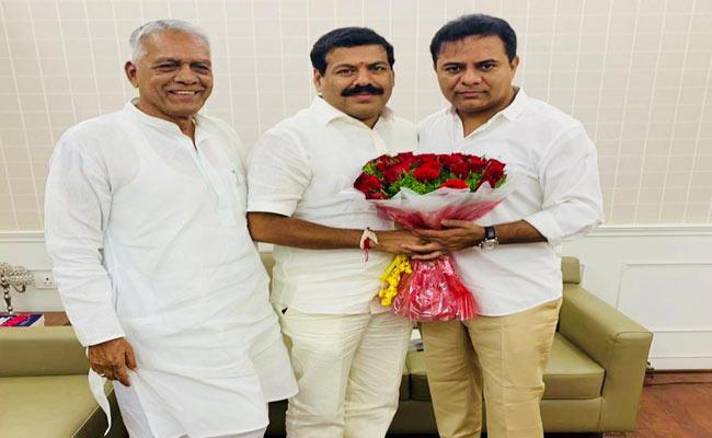 One more MLA quits Cong to join TRS