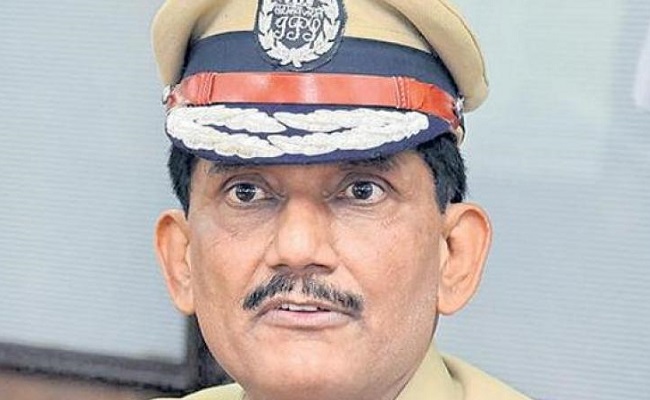 Unsuspecting cops check Andhra police chief’s car