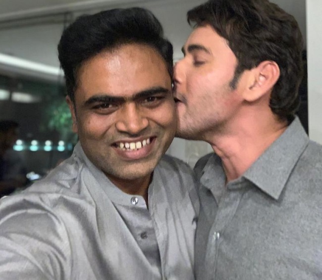 Pic Talk: Mahesh kisses Vamshi