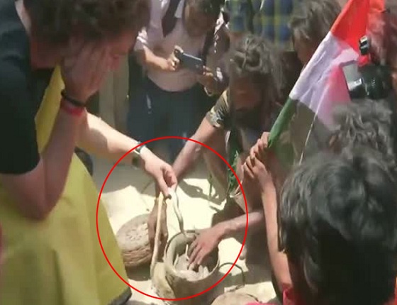Viral video: Priyanka Gandhi holds snake in hand