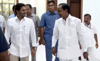 Telangana, Andhra CMs hold talks on inter-state issue