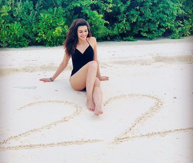 pHOTo: Kriti thank fans with a gorgeous bikini pic