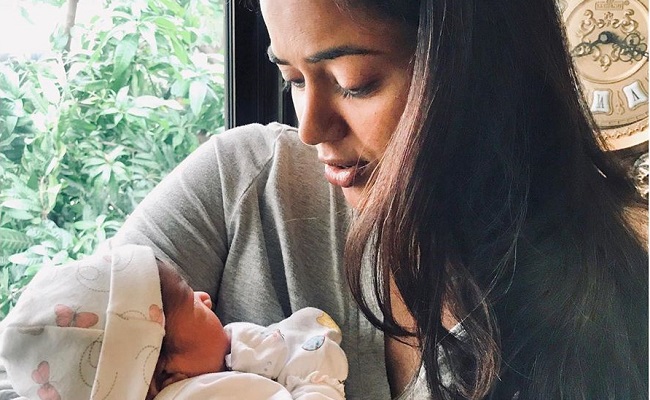 Sameera Reddy shares her daughter’s first pic