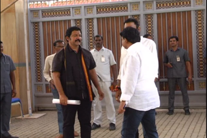 After Chowdary, Vallabhaneni meets YS Jagan!