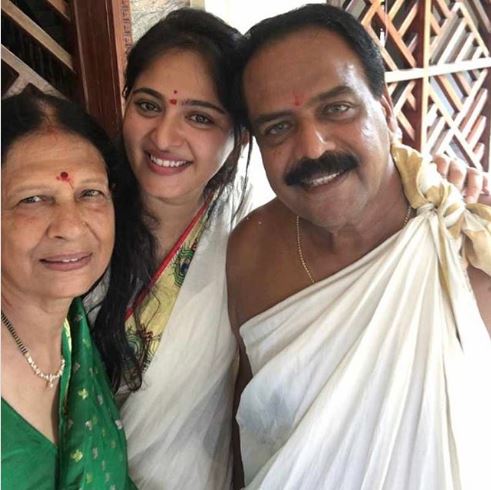 Anushka Cute Pic with Her Parents