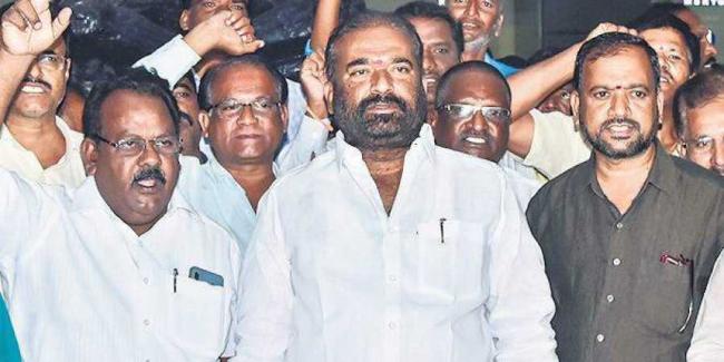TSRTC Union Leaders Fight Among Themselves
