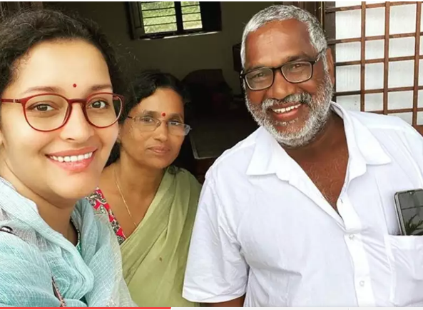 Renu Desai visits Goreti Venkanna’s farm for her next film