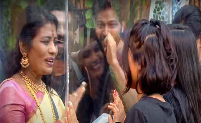 Akhil’s Mother Angry With Monal For Distracting Son In Bigg Boss House