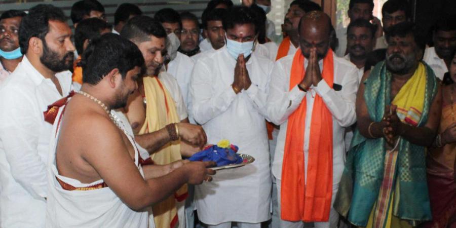 Telangana BJP chief Bandi Sanjay Kumar visits temples, gurudwara