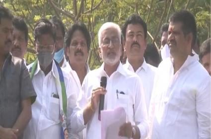 CPM activists chanted slogans against Vijaysaireddy in Vizag