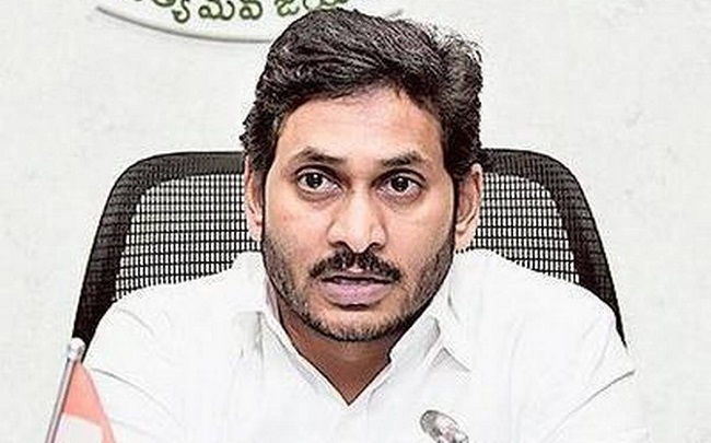 Court serves notice to CM Jagan, directs to appear before the court!