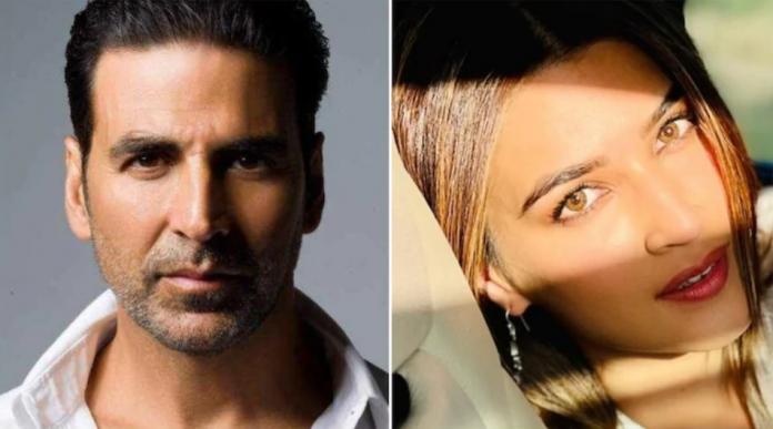 When Akshay turns photographer for his ‘Bachhan pandey’s costar!