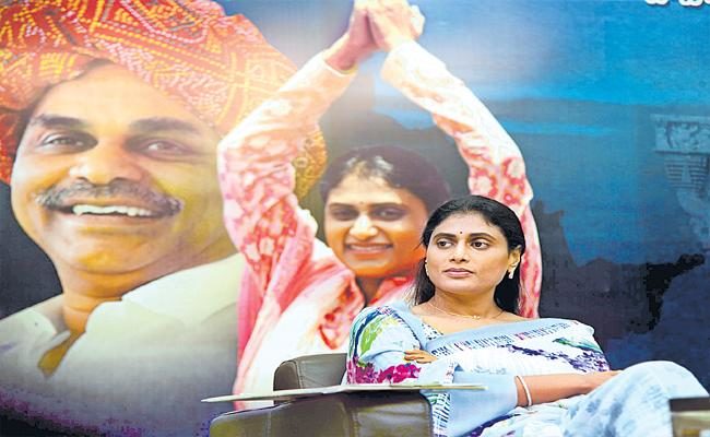 YS Sharmila asked for YSR Fan’s advice to deal with KCR!!