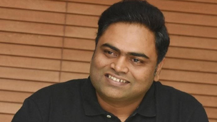 Vamshi Piadipally planning his next with the Rowdy actor?