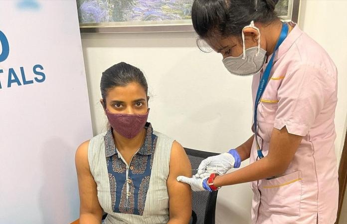 Aishwarya Rajesh receives her first jab of covid vaccine