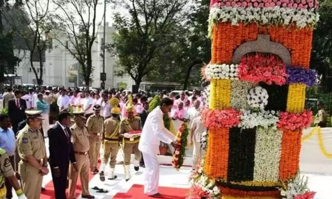 Telangana Formation Day: Cm Kcr Pays Tributes To Martyrs At Gun Park