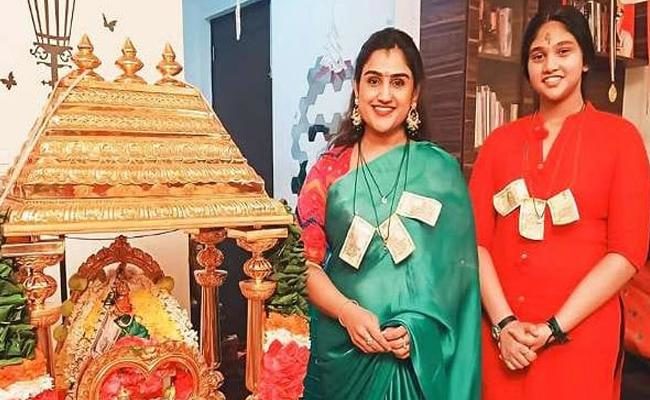 Vanitha Vijaykumar’s picture with money garlands goes viral