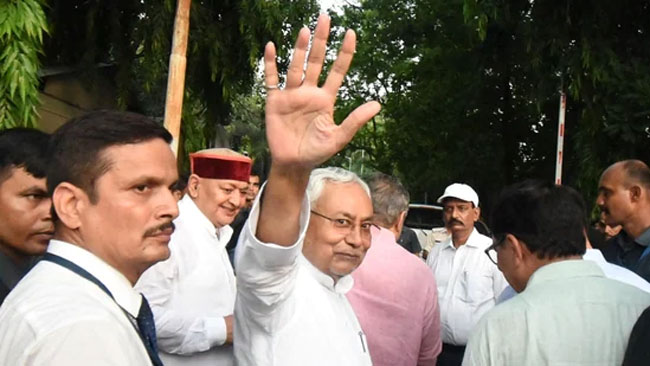 Political Drama: How Bihar CM Escaped Uddhav-Like Treatment!