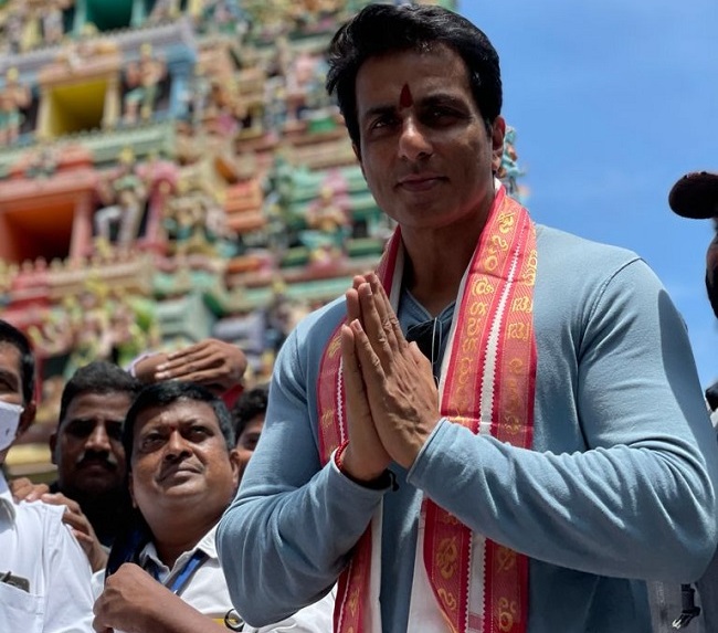 Sonu Sood visits Durgamma Temple, offers his prayers